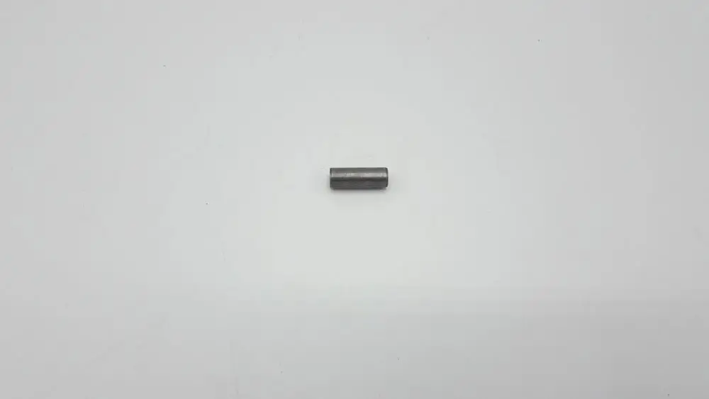 Passtift von Remeha, zylindrische Form in dunklem Metall, auf weißem Hintergrund. Nutzbar zur Befestigung oder Ausrichtung in mechanischen Anwendungen.